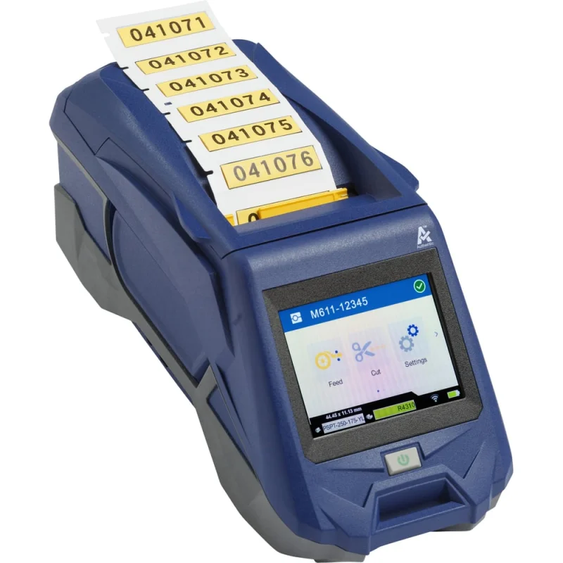 Принтер BRADY M611-EU-BWS с ПО BWS ADVANCED. В комплекте: USB кабель, шнур питания, материал M6-11-427, риббон M61-R4310, быстрый старт, USB-накопитель с информацией о принтере и драйверами brd322920