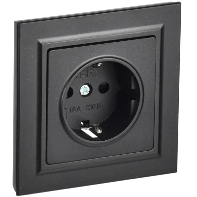 Розетка IEK Brite встраиваемая черная с заземлением со шторками (BR-R14-16-K02-F)