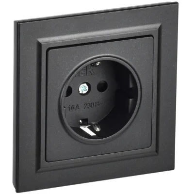 Розетка IEK Brite встраиваемая черная с заземлением со шторками (BR-R14-16-K02-F)