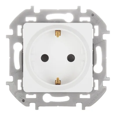 Розетка Legrand Inspiria встраиваемая белая с заземлением со шторками (673730)